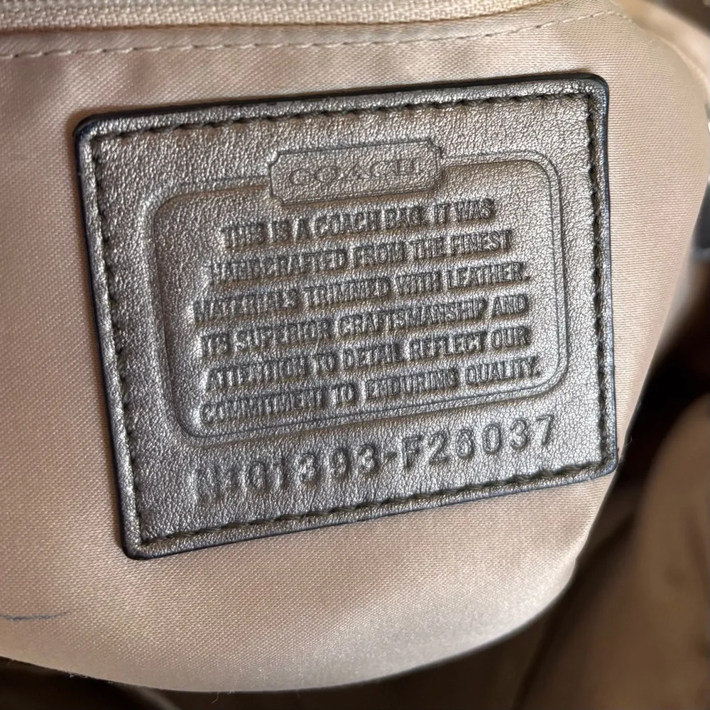 COACH Taylor Snake Print Bag F26037
Gunmetal Python Embossed Luxe
Structured - Picture 11 of 16